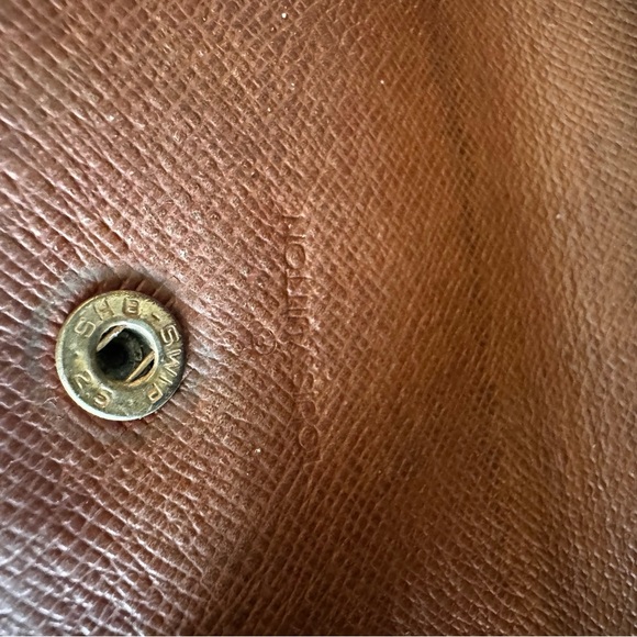 - Louis Vuitton
Vintage LV Monogram Sarah Wallet designed by me hand paint… - Picture 15 of 16